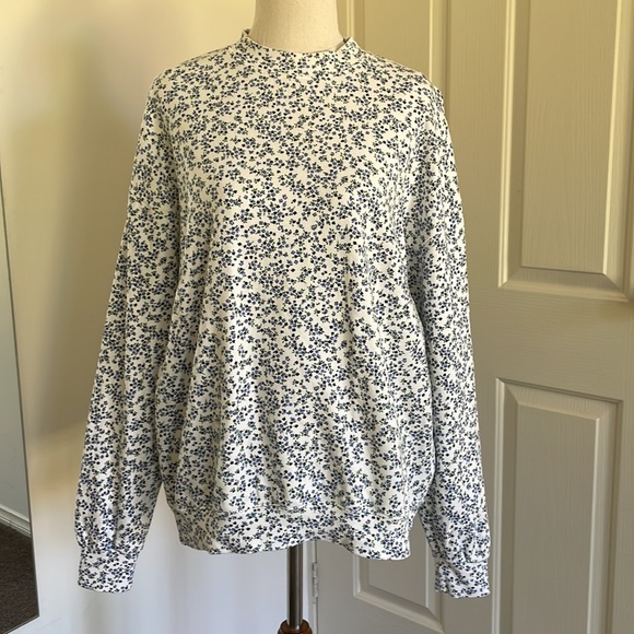 💙GHANDA CO. blue and white floral pullover “Maggie” - Picture 2 of 15